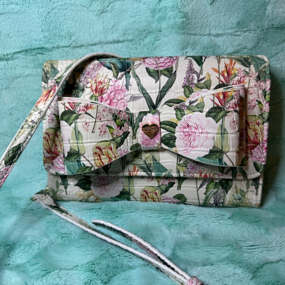 New never used Betsey Johnson purse with beautiful flowers 🌸 adjustable strap